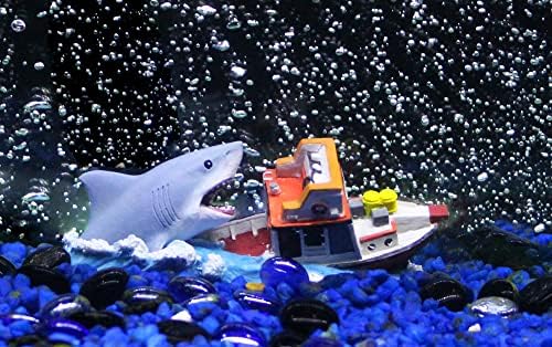 Penn-Plax Jaws Официално Лицензиран украсата на аквариума – Атака с лодки – Безопасно за сладководни и морски аквариуми
